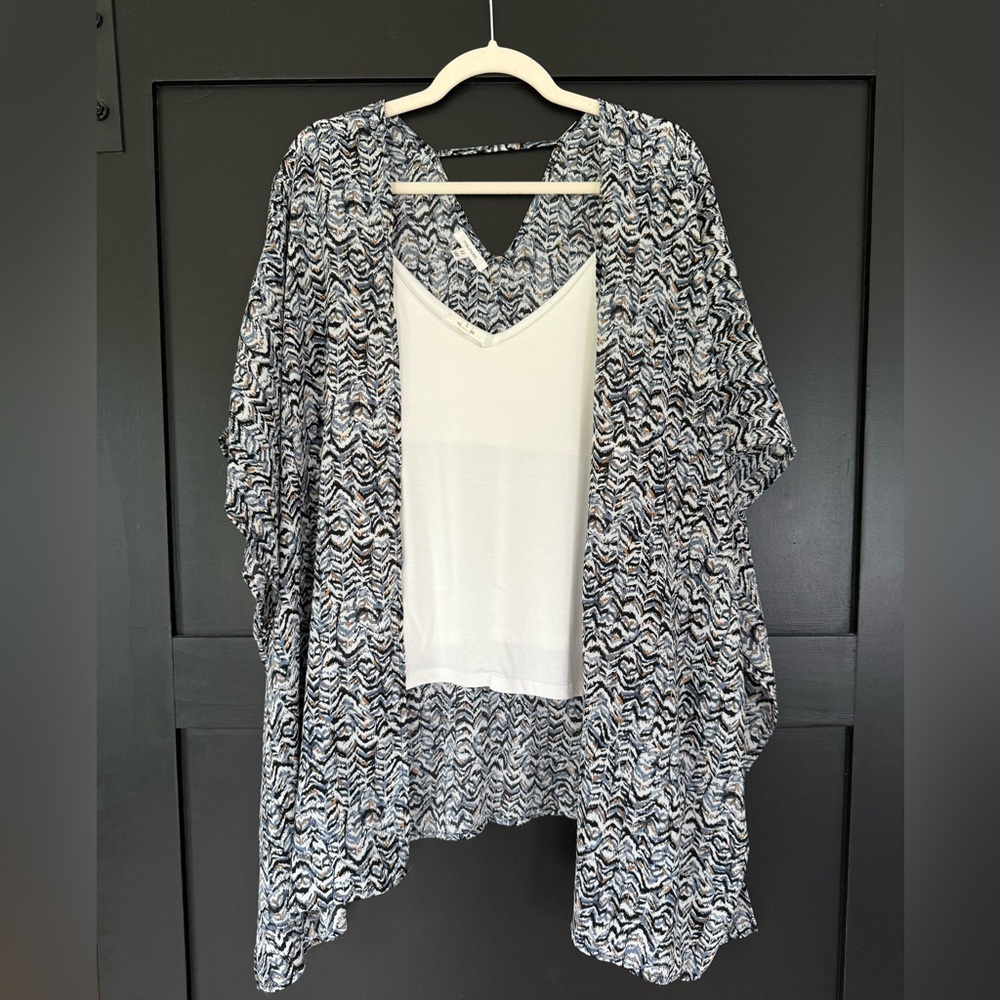 Set, OS kimono with a L white V front/back strap top